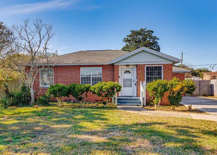Holiday home 4 Mi To Nas Pensacola! Family Getaway W/ Pool